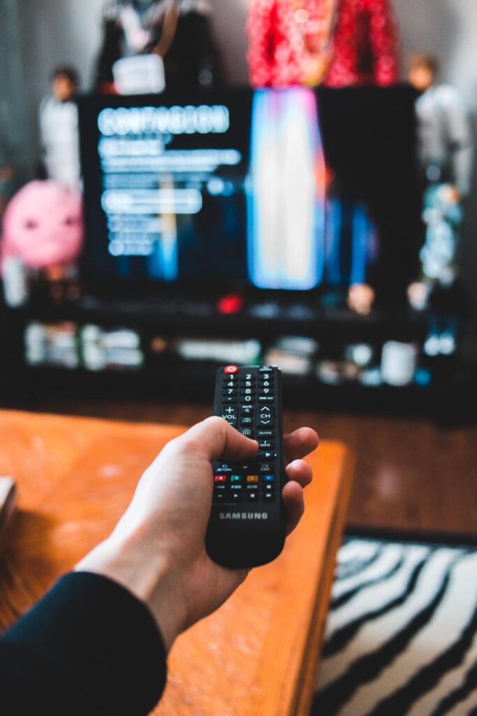 テレビにリモコンを剥けている