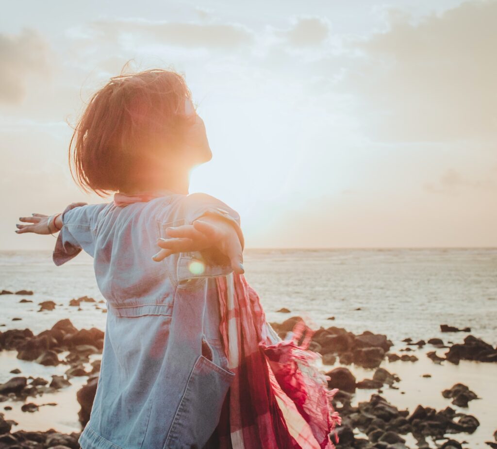 海で深呼吸をしている女性