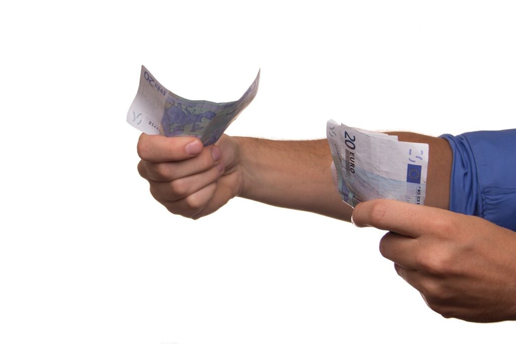 手にお金を持っている