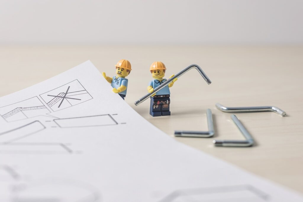 設計図を見ながら作業している人