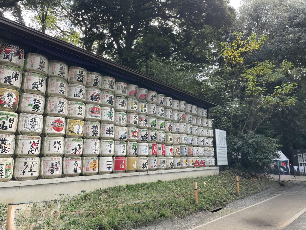 明治神宮内の酒樽のディスプレイ