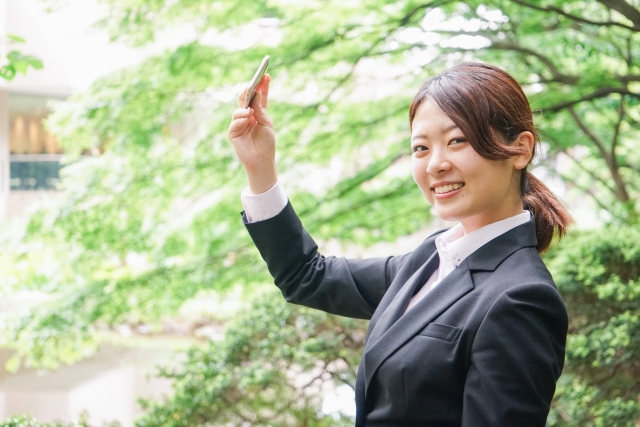 笑顔で自撮りをする若いビジネスウーマン