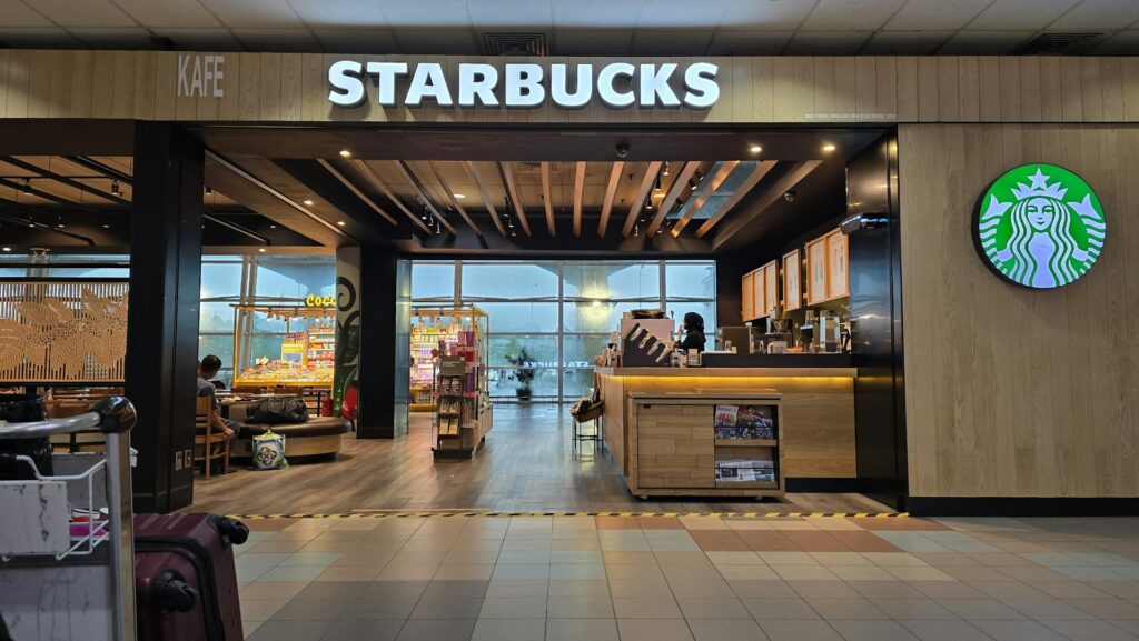 スターバックス店舗の入口
