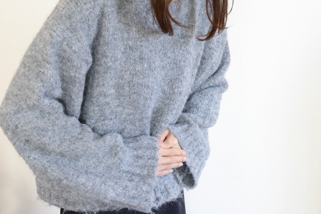 お腹を抑えている人