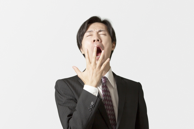 あくびをしている人